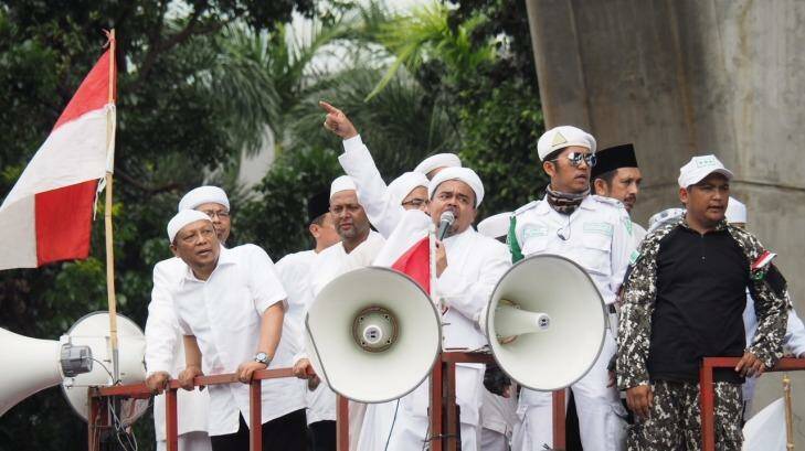 Indonesian police have denied that they are afraid to take on Habib Rizieq, seen here flanked by his supporters at Monday's rally outside police headquarters. Photo: Dewi Nurcahyani