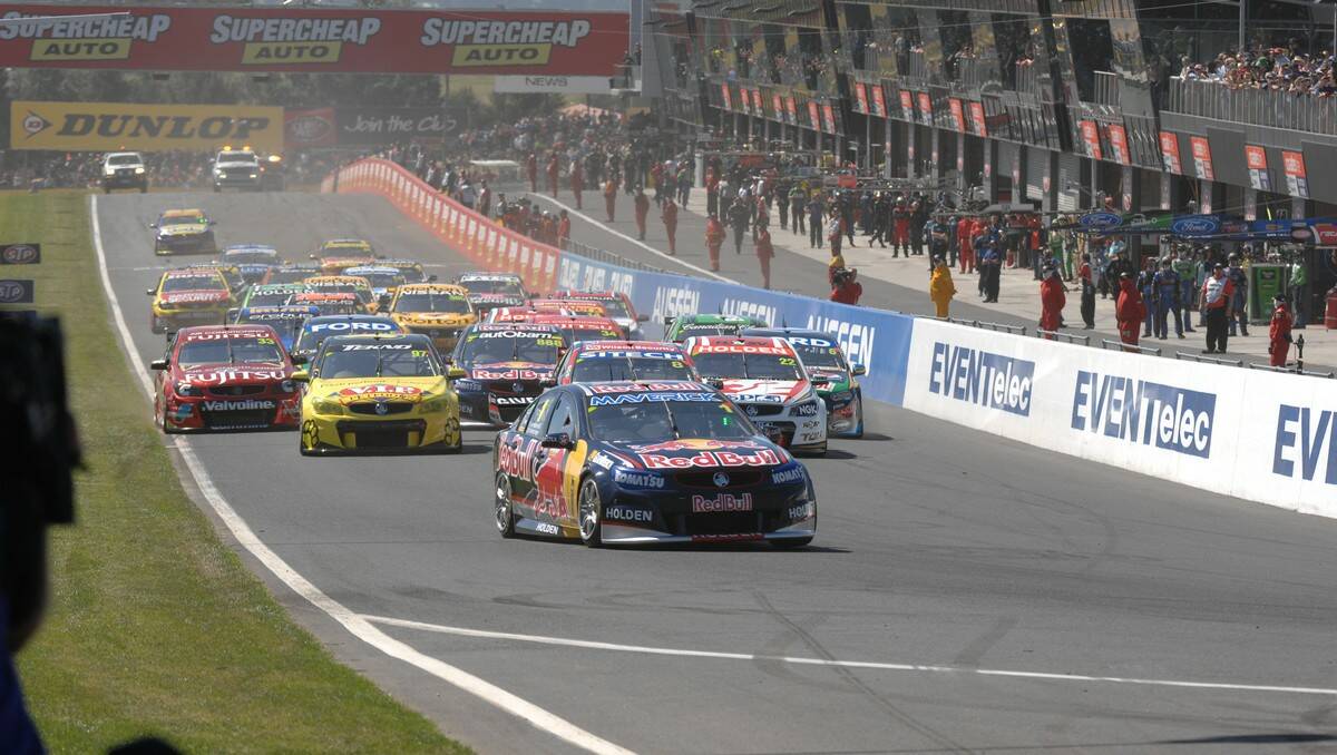 And they are off! Lap 1 of the 2013 Bathurst 1000. Photo: Zenio Lapka. 