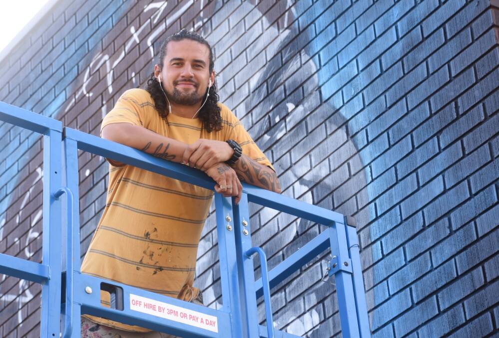 Street artist Jesse Bell has many works to his name including the mural of Neighbour on Katherine Terrace, a mural of the RAAF's jets flying over the gorge, also on Katherine Terrance and an image of Geoffrey Gurrumul Yunupingu on Austin Lane in Darwin. 