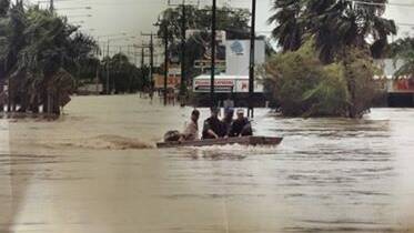 Anthony Twidale, Michael Berto and NTSES rescuers pick their way through Katherine’s flooded streets in 1998. Picture: Bobette Twidale.