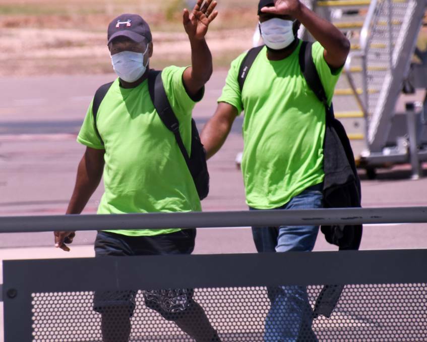 A second planeload of fruit pickers from Vanuatu arrived in Darwin this week but to the disgust of growers headed to quarantine for two weeks even though the harvest has started.