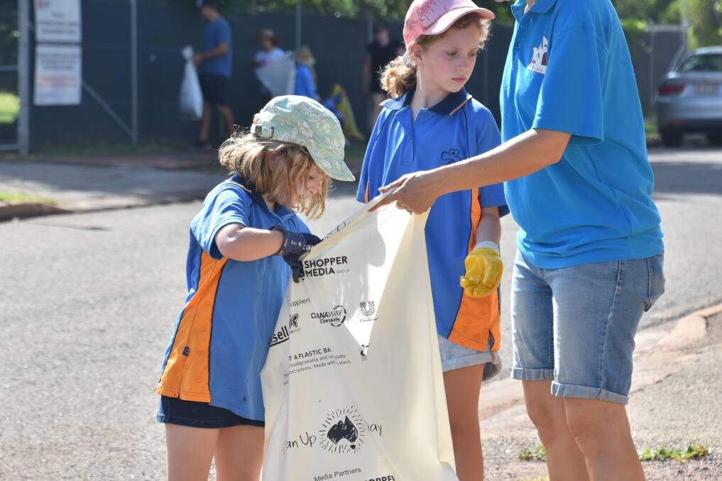 Groups like the Katherine Girl Guides volunteered their time. Picture: Tom Robinson. 