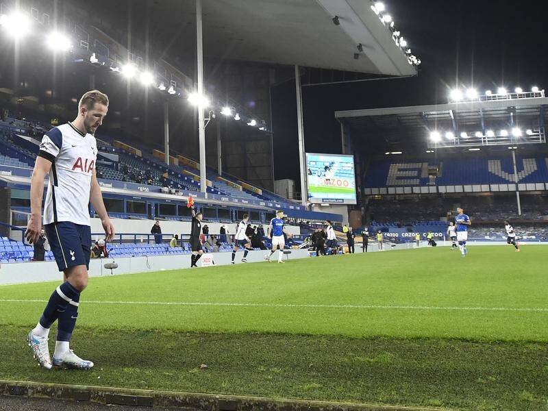 Harry Kane leaves the field late in Tottenham's Premier League draw with Everton at Goodison Park.