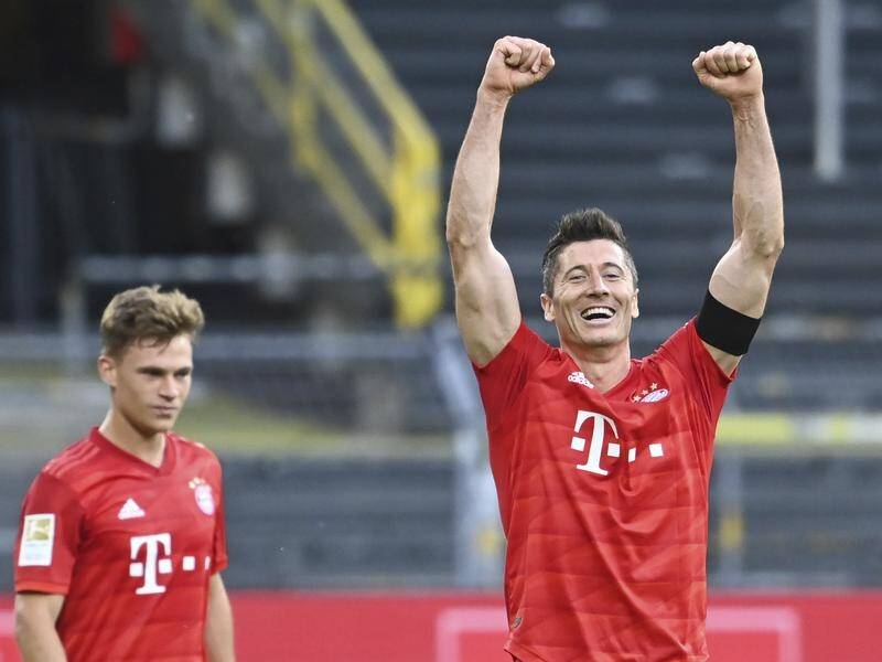 Robert Lewandowski (r) helped Bayern Munich to a vital 1-0 win over Borussia Dortmund.