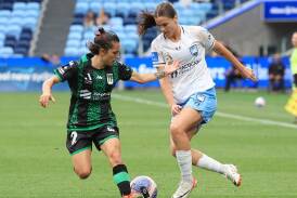 Powerhouse Sydney FC defender Kirsty Fenton (right) has ruptured her ACL. (Mark Evans/AAP PHOTOS)