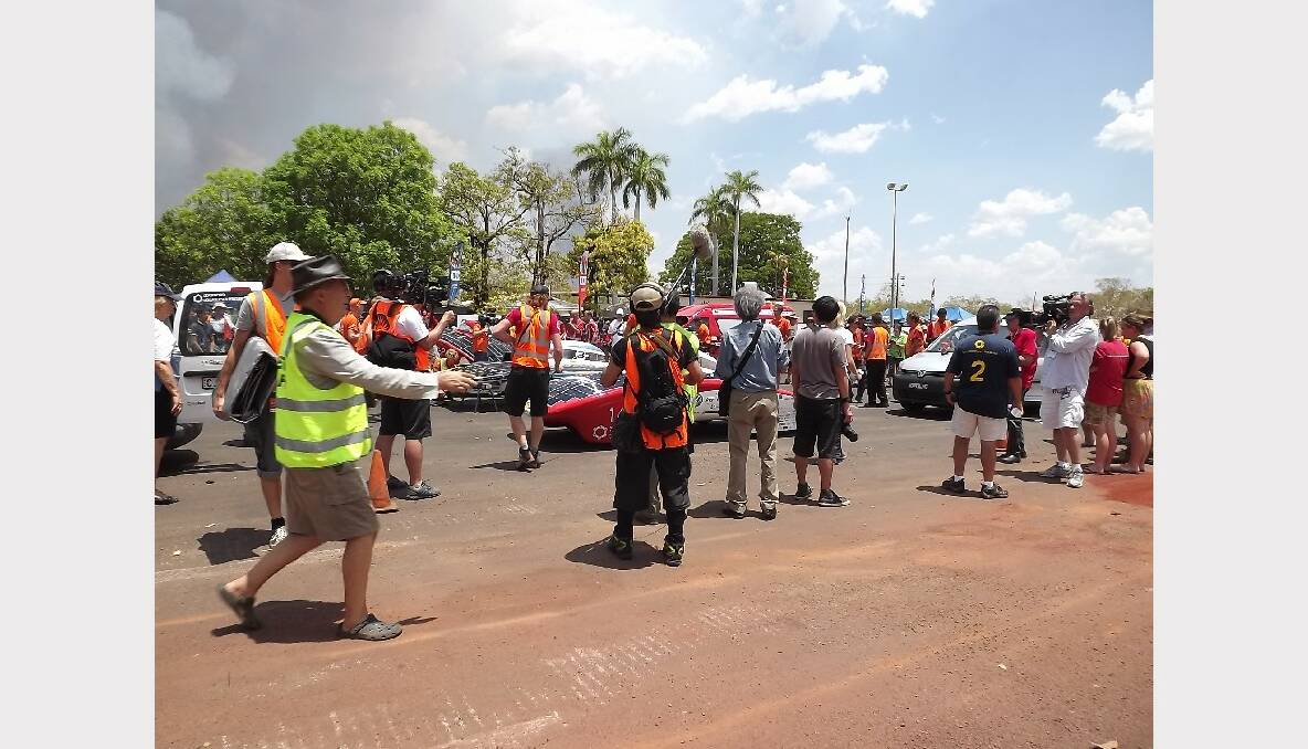 HUNDREDS of sun-lovers gathered at the Katherine weighbridge on Sunday  to welcome participants in the World Solar Challenge at their first checkpoint.